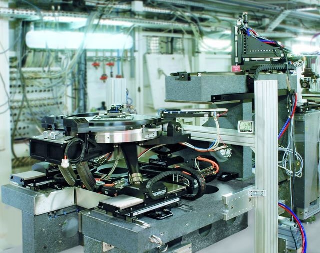 The detector and sample positioning consists of three complimentary systems: a Z stage with granite base, a detector stage moveable in three directions, and sample positioning. The latter consist of a six-axis positioning system and a rotation and tilting stage on which the actual sample carrier is positioned contact-free. (Image: PI, Fraunhofer EZRT, ESRF)