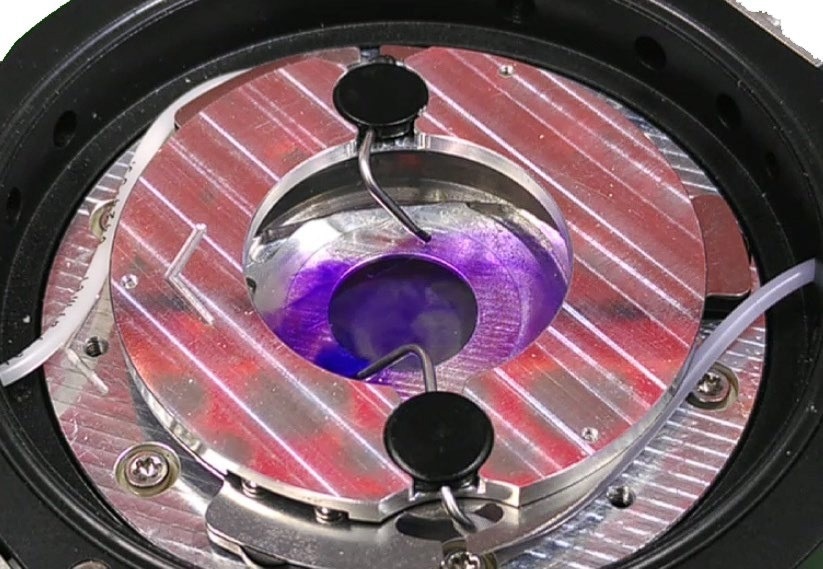 Fluid inside the Petri dish can be added or removed using the perfusion insert.