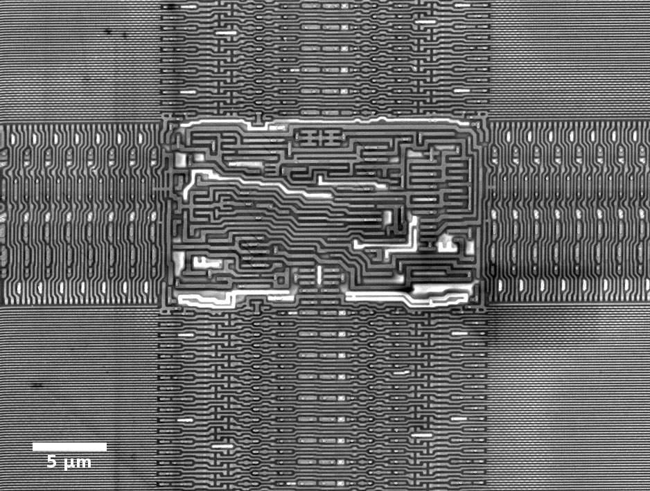 Passive voltage contrast on an integrated circuit.