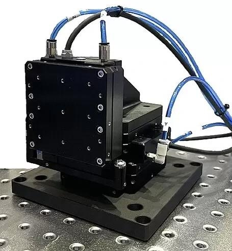 XYZ nanopositioning stage – compact 3-axis high-dynamics motion system based on the A-142 air bearing linear slide. The Z-axis has an integrated counterbalance to offset the weight force of the moving table and load.