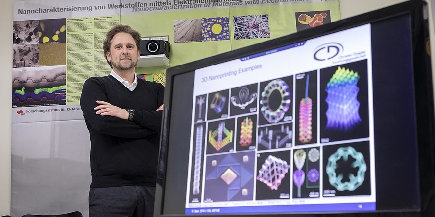 Harald Plank, del Instituto de Microscopía Electrónica y Nanoanálisis de la Universidad Tecnológica de Graz, lleva más de diez años investigando cómo se pueden fabricar arquitecturas tridimensionales independientes y complejas a escala nanométrica.  Fuente de la imagen: Lunghammer - TU Graz